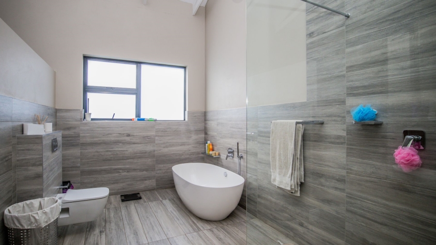 5 Bedroom Property for Sale in The Coves North West